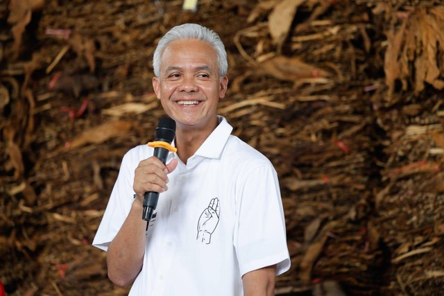 Ganjar Pranowo temui petani tembakau asepan di Gudang Tembakau Empatlima, Klaten, Jateng, Rabu (27/12/2023). Foto: Dok. Istimewa