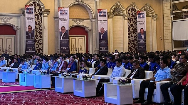 Wali Kota Medan Bobby Nasution menghadiri Natal Nasional Partai Demokrat di Regale International Convention Center bersama SBY dan AHY pada Rabu (27/12/2023). Foto: Tri Vosa/kumparan