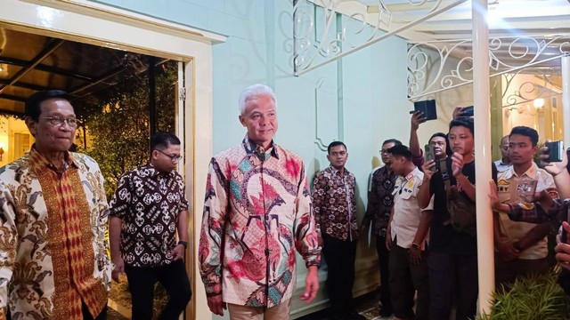 Capres nomor urut 03 Ganjar Pranowo sowan ke Gubernur DIY Sri Sultan Hamengku Buwono X. Ganjar ditemui Sultan di Gedhong Wilis, Kepatihan Pemda DIY, Rabu (27/12) petang. Foto: Arfiansyah Panji/kumparan