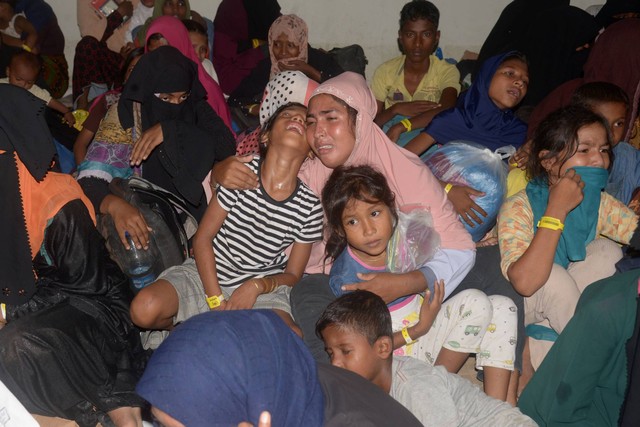 Imigran etnis Rohingya histeris dipindah paksa dari penampungan sementara gedung Balai Meuseuraya Aceh (BMA), Banda Aceh, Aceh, Rabu (27/12/2023). Foto: Ampelsa/ANTARA FOTO