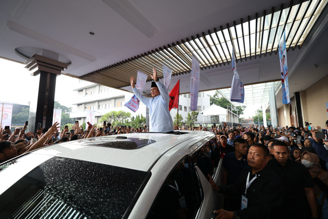 Capres nomor urut 2 Prabowo Subianto menyapa relawan Gerakan Muslim Persatuan Indonesia Cinta Tanah Air (Gempita), di Sudirman Grand Bandung, Rabu (27/12/2023). Foto: Dok. Istimewa