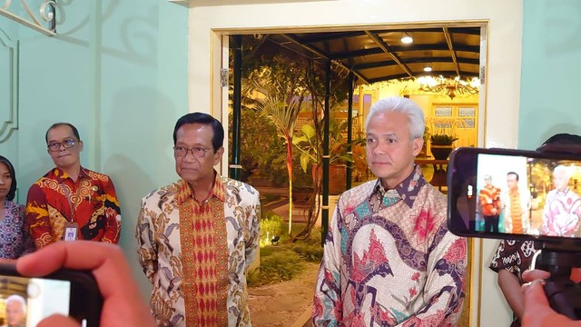 Sri Sultan HB X (kiri) dan Ganjar Pranowo (kanan) usai bertemu di Gedhong Wilis, Kompleks Kepatihan Yogyakarta, Rabu (27/12). Foto: Widi RH Pradana/Pandangan Jogja