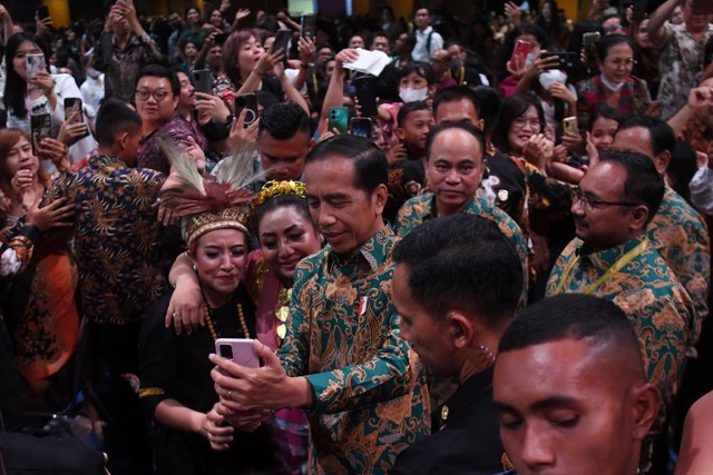 Presiden Joko Widodo (tengah) didampingi Ketua Umum Panitia Perayaan Natal Nasional 2023 sekaligus Menkominfo Budi Arie Setiadi (kedua kanan) dan Menteri Agama Yaqut Cholil Qoumas (kanan) menghadiri Perayaan Natal Nasional 2023. Foto: Akbar Nugroho Gumay/Antara Foto