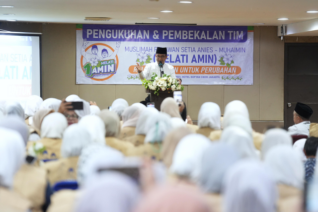 Capres nomor urut 1 Anies Baswedan hadiri acara pengukuhan dan pembekalan Tim Muslimah Relawan Setia Anies-Muhaimin (MELATI AMIN) di Hotel Sofyan Cikini, Menteng, Jakarta Pusat, Rabu (27/12). Foto: Dok. Istimewa