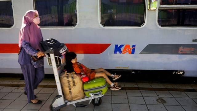 Penumpang kereta api di Stasiun Kertapati Palembang. (foto: Ary Priyanto/Urban Id)