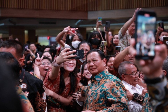 Menteri Pertahanan Prabowo Subianto menghadiri perayaan Natal Nasional 2023 bersama Presiden Joko Widodo (Jokowi) dan sejumlah menteri Kabinet Indonesia Maju di Gereja Bethany, Surabaya, Jawa Timur, Rabu (27/12/2023). Foto: Dok. Istimewa