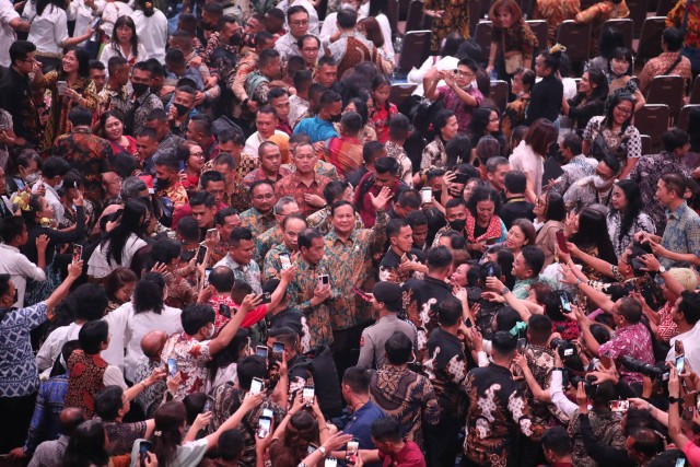 Menteri Pertahanan Prabowo Subianto menghadiri perayaan Natal Nasional 2023 bersama Presiden Joko Widodo (Jokowi) dan sejumlah menteri Kabinet Indonesia Maju di Gereja Bethany, Surabaya, Jawa Timur, Rabu (27/12/2023). Foto: Dok. Istimewa