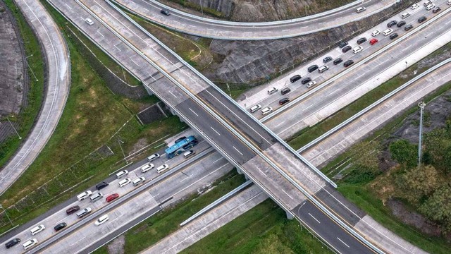 Foto udara sejumlah kendaraan roda empat melaju perlahan di Jalan Tol Trans Jawa, Semarang-Solo Km 441 B, Bawen, Kabupaten Semarang, Jawa Tengah, Selasa (25/4/2023). Foto: Aji Styawan/Antara Foto