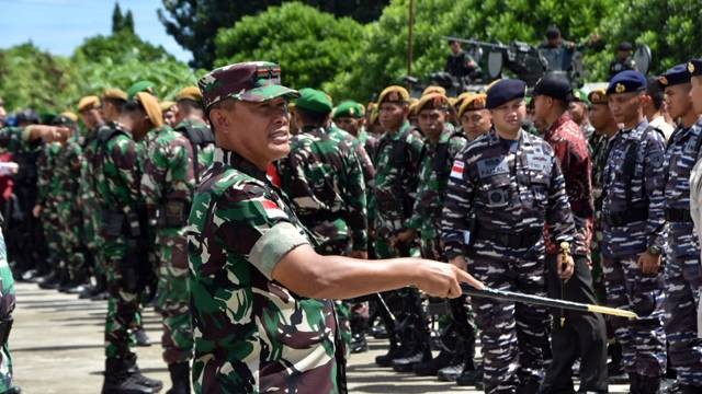 Apel gelar pasukan pengamanan kunjungan kerja Jokowi ke Kabupaten Talaud, Sulawesi Utara.