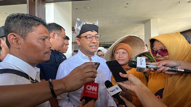 Capres 01 Anies Baswedan tiba di Banyuwangi, Jawa Timur, Kamis (28/12). Foto: Haya Syahira/kumparan