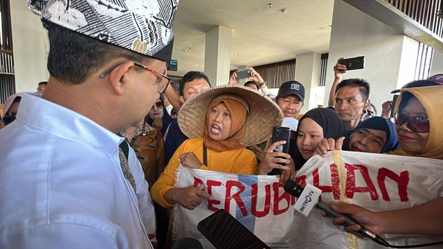 Siti Muarofah, petani Banyuwangi yang patungan bikin spanduk perubahan untuk menyambut Capres 01 Anies Baswedan tiba di Banyuwangi, Jawa Timur, Kamis (28/12). Foto: Haya Syahira/kumparan