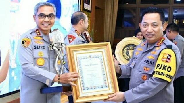 Kapolda Sulawesi Utara, Irjen Pol Setyo Budiyanto menerima penghargaan dari Kapolri, Jenderal Polisi Listyo Sigit Prabowo usai menjadi juara 2 lomba Pengawasan Melekat. (foto: istimewa) 