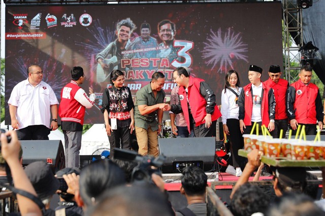 Wakil Ketua TPN Ganjar Pranowo, Andika Perkasa (tengah) foto bersama saat hadiri acara Pesta Rakyat Ganjar Mahfud #20 di Stadion Kebondalem Kendal,  Jawa Tengah, Selasa (26/12). Foto: Dok. Istimewa