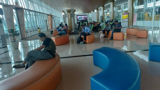 Penumpang Pesawat Batik Air terlantar di Bandara Samarinda, Kamis (28/12). Foto: Dok. Ahmad Fathoni