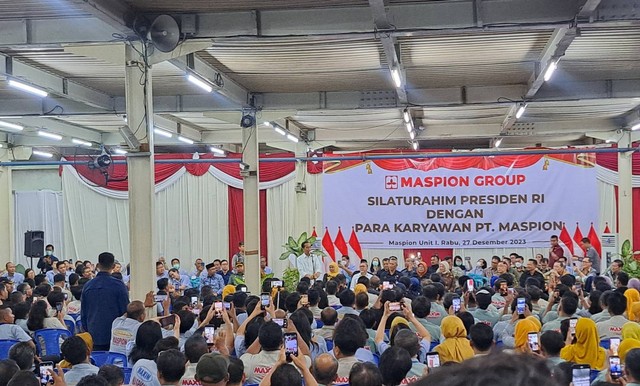 Menteri Perdagangan Zulkifli Hasan menemani Presiden Joko Widodo mengunjungi  sekaligus silaturahmi dengan karyawan di kompleks pabrik Maspion 1, Sidoarjo, Jawa Timur pada Rabu (27/12). dok. kumparan