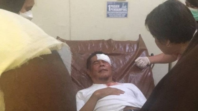 Penjabat (Pj) Gubernur Papua Ridwan Rumasukun terkena lemparan batu. Foto: Dok. Istimewa