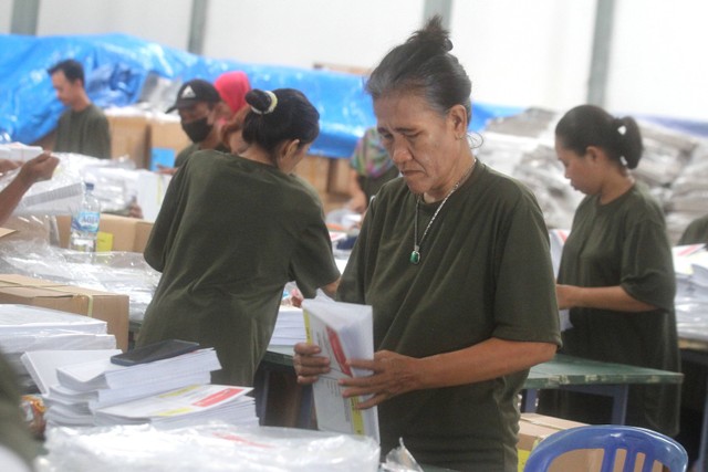 Pekerja melipat surat suara Pemilu 2024 untuk pemilihan anggota DPR Daerah Pemilihan (Dapil) Jatim di gudang logistik KPU Kota Malang, Jawa Timur, Kamis (28/12/2023). Foto:  ANTARA FOTO/Ari Bowo Sucipto