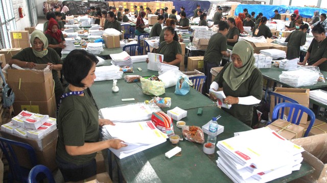 Pekerja melipat surat suara Pemilu 2024 untuk pemilihan anggota DPR Daerah Pemilihan (Dapil) Jatim di gudang logistik KPU Kota Malang, Jawa Timur, Kamis (28/12/2023). Foto:  ANTARA FOTO/Ari Bowo Sucipto