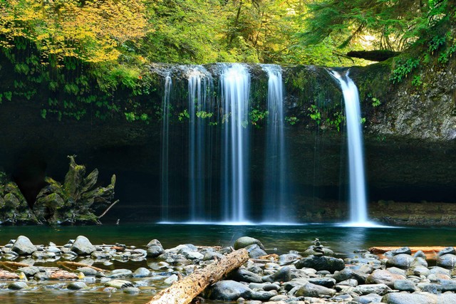 Air Terjun Pengantin Gunungkidul. Foto hanya ilustrasi, bukan tempat sebenarnya. Sumber: https://unsplash.com/