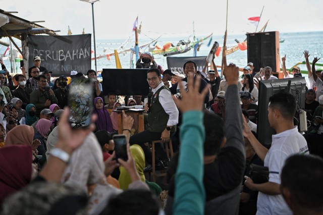 Capres nomor urut 01 Anies Baswedan menghadiri event Desak Anies di Pantai Blimbingsari, Banyuwangi, Jawa Timur, Kamis (28/12/2023). Foto: Dok. Istimewa