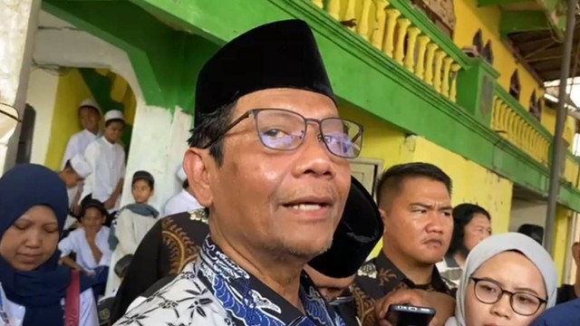 Cawapres nomor urut 03 Mahfud MD saat mengunjungi Pondok Pesantren Al-Khoziny, Sidoarjo, Jawa Timur, Kamis (28/12/2023). Foto: Farusma Okta Verdian/kumparan