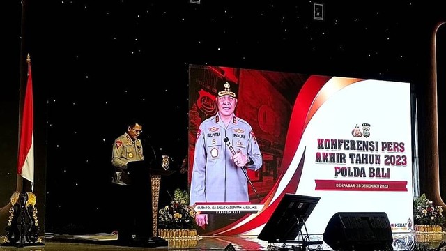 Kapolda Bali Irjen Ida Bagus Kade Putra Narendra dalam jumpa pers akhir tahun, Kamis (28/12/2023). Foto: Denita BR Matondang/kumparan