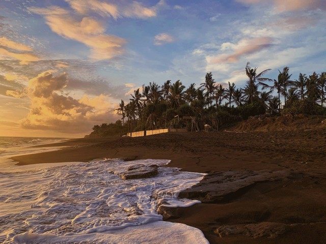 Pantai Baru Bantul. Foto hanya ilustrasi, bukan gambar sebenarnya. Sumber: Unsplash/ Sergey Chuprin. 