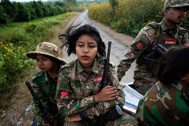 Perempuan anggota Pasukan Pertahanan Rakyat Mandalay (MDY-PDF) menuju garis depan di tengah bentrokan dengan militer Myanmar di Negara Bagian Shan pada 10 Desember 2023. Foto: STR/AFP