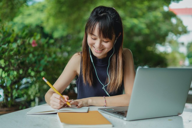 Ilustrasi perbedaan toefl dan toeic - Sumber: pexels.com/@zen-chung/