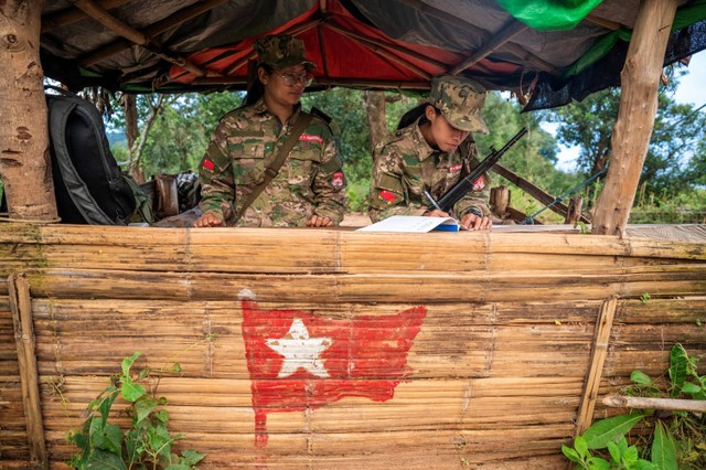 Perempuan anggota Pasukan Pertahanan Rakyat Mandalay (MDY-PDF) berjaga di base camp mereka di hutan dekat Kotapraja Namhsan di Negara Bagian Shan, bagian utara Myanmar pada tanggal 9 Desember 2023. Foto: STR/AFP