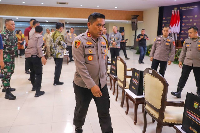 Kapolda Metro Jaya Irjen Pol Karyoto tiba untuk menyampaikan konferensi pers Rilis Akhir Tahun di  Balai Pertemuan Metro Jaya, Kamis (28/22/2023). Foto: Iqbal Firdaus/kumparan