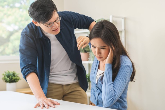 Ilustrasi pasangan suami istri bertengkar karena uang. Foto: Kmpzzz/Shutterstock