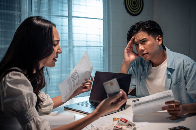 Ilustrasi pasangan suami istri bertengkar karena uang. Foto: Shutterstock