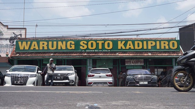 Warung Soto Kadipiro I di Jalan Wates Nomor 33, Ngestiharjo, Kasihan, Bantul, salah satu kuliner legendaris di Yogya. Foto: Arif UT/Pandangan Jogja