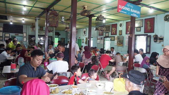 Soto Kadipiro I penuh oleh pengunjung pada Rabu (27/12). Foto: Arif UT/Pandangan Jogja