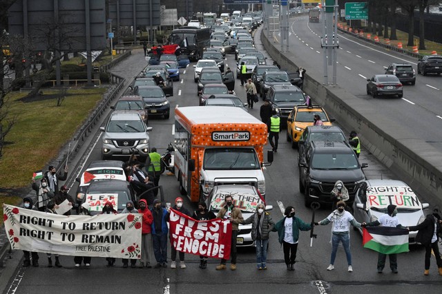 Demonstran pro-Palestina memblokir lalu lintas di jalan menuju bandara John F Kennedy (JFK), di New York City, AS, Rabu (27/12/2023). Foto: Stephanie Keith/REUTERS