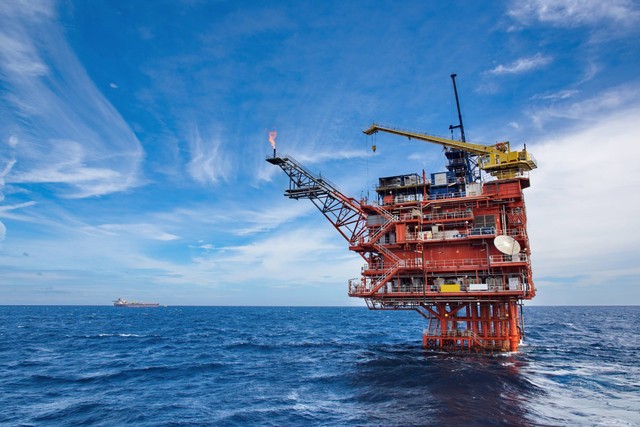 Ilustrasi pengeboran minyak lepas pantai (offshore). Foto: SINCHAI_B/Shutterstock