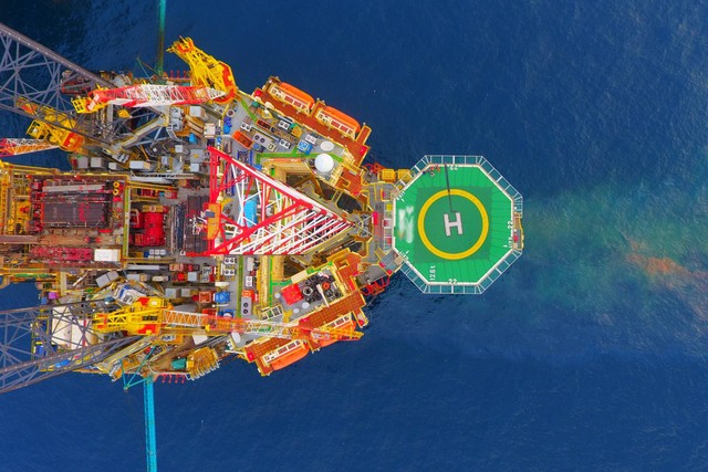 Ilustrasi pengeboran minyak lepas pantai (offshore). Foto: AzmanMD/Shutterstock