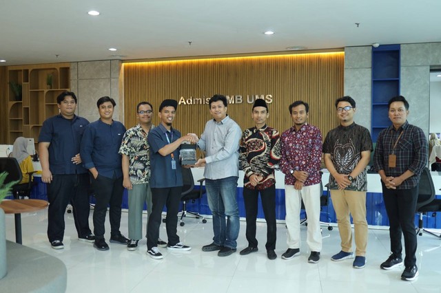 Sesi foto bersama BHP UMS dan Humas STAI Muhammadiyah Klaten dalam agenda kunjungan pada Kamis (28/12) di Gedung Induk Siti Walidah UMS. Foto: Humas UMS. 