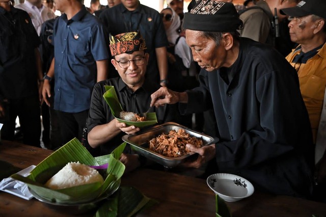 Capres nomor urut 01 Anies Baswedan bertemu Suku Osing di Banyuwangi, Kamis (28/12/2023). Foto: Dok. Istimewa