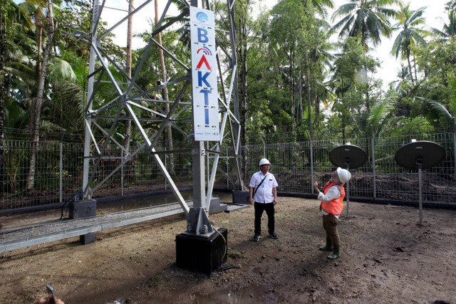 Pekerja mengecek Proyek Base Transceiver Station (BTS) 4G yang selesai dibangun di Desa Bowombaru Utara, Melonguane Timur, Kabupaten Kepulauan Talaud, Sulawesi Utara, Kamis (28/12/2023). Foto: Yulius Satria Wijaya/ANTARA FOTO