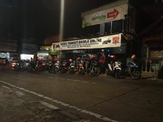 Suasana halte transportasi ojek pangkalan (Opang) di wilayah Pasir Impun, Kecamatan Mandalajati, Kota Bandung, pada Selasa (12/12/2023) malam. Foto: David Kristian Irawan