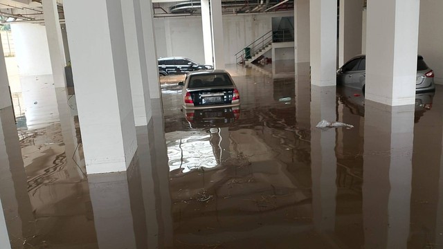 Potret mobil-mobil yang terendam banjir di apartemen di Tangerang. Foto: Dok. Istimewa