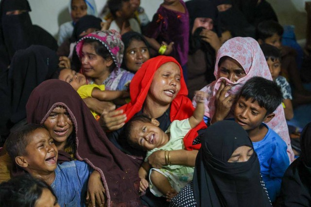 Pengungsi Rohingya di Aceh menangis saat diusir paksa sekelompok massa dari gedung Balai Meuseuraya Aceh (BMA) BAnda Aceh. Foto: Suparta/acehkini 