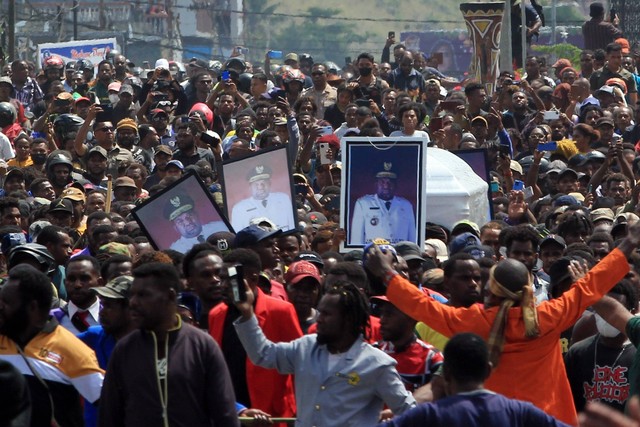 Arak-arakan warga saat membawa peti jenazah mantan Gubernur Papua Lukas Enembe ke tempat persemayaman di Koya Tenga, Kota Jayapura, Papua, Kamis (28/12/2023). Foto: Gusti Tanati/ANTARA FOTO