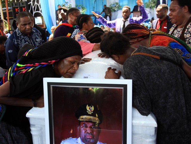 Warga memeluk peti jenazah mantan Gubernur Papua Lukas Enembe saat persemayaman di Koya Tenga, Kota Jayapura, Papua, Kamis (28/12/2023). Foto: Gusti Tanati/ANTARA FOTO