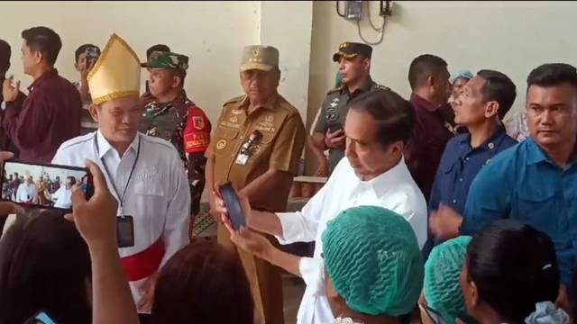 Presiden Jokowi saat meladeni warga di Kabupaten Kepulauan Talaud yang minta untuk berswafoto dengan dirinya. (foto: febry kodongan)
