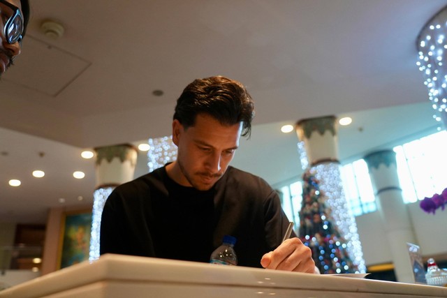 Calon pemain naturalisasi Indonesia, Thom Haye, tiba di Bandara Soekarno-Hatta, Tangerang, pada Kamis (28/12). Foto: PSSI