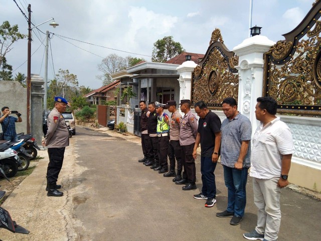 Anggota Polresta Bandar Lampung saat mengamankan 13 titik lokasi kampanye di Bandar Lampung. | Foto: Dok Polresta Bandar Lampung