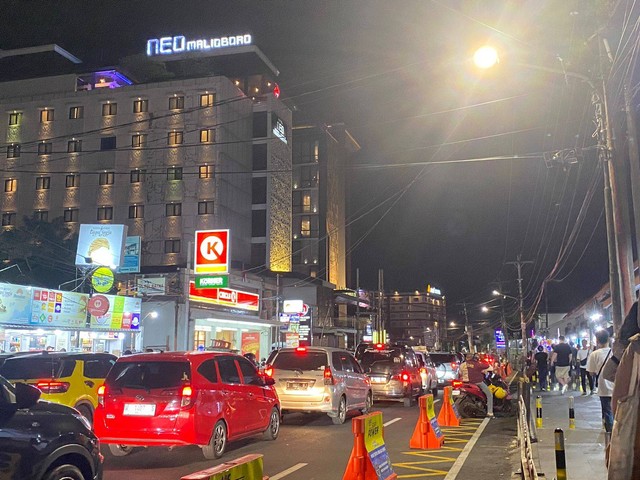 Suasana kepadatan lalu lintas di kawasan Stasiun Yogyakarta saat libur nataru 2024. Foto: M Wulan/Tugu Jogja